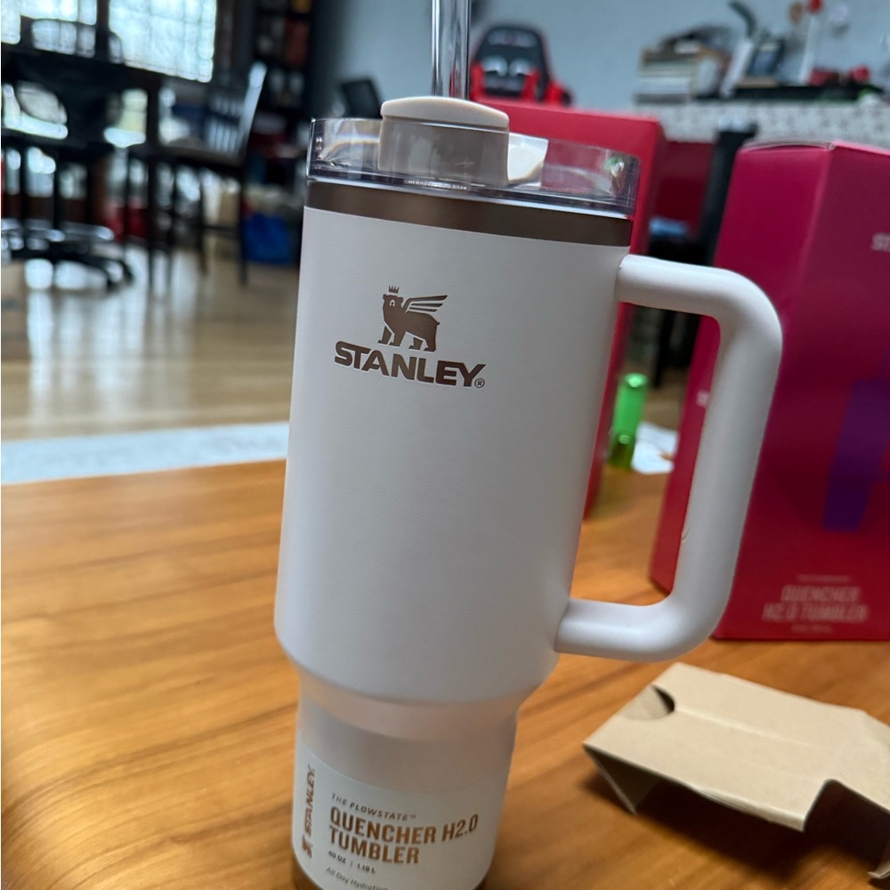 Stanley Quencher H2.0 Tumbler in Cream with Handle, champagne accent trim